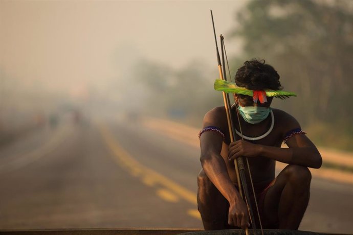 Indígena kayapó de Brasil durante las protestas de su comunidad contra el olvido al que han sido relegados por parte del Gobierno de Jair Bolsonaro durante la crisis sanitaria del nuevo coronavirus.