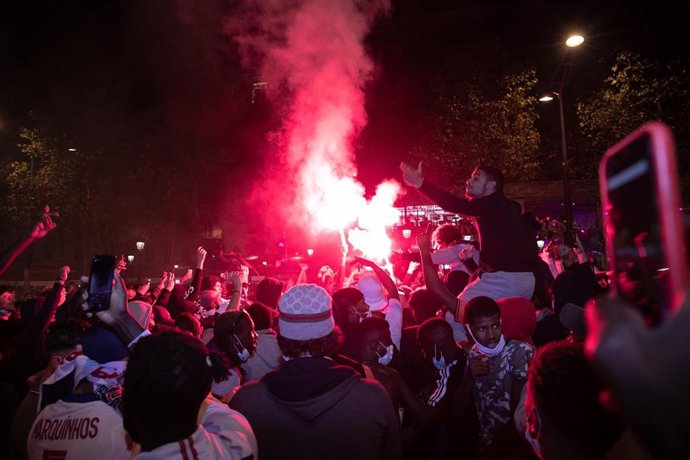 Un grupo de hinchas del PSG con bengalas en las concentraciones que derivaron en disturbios en París tras la derrota del PSG frente al Bayern de Múnic (0-1) en la final de la Liga de Campeones.