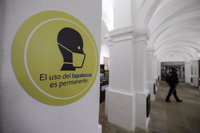 Museo Nacional de Colombia, en Bogotá, recurda a sus visitantes que el uso de la mascarilla en sus instalaciones es obligatorio.
