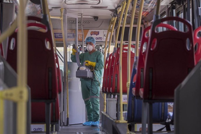 Labores de desinfección de un autobús público de Quito, Ecuador.