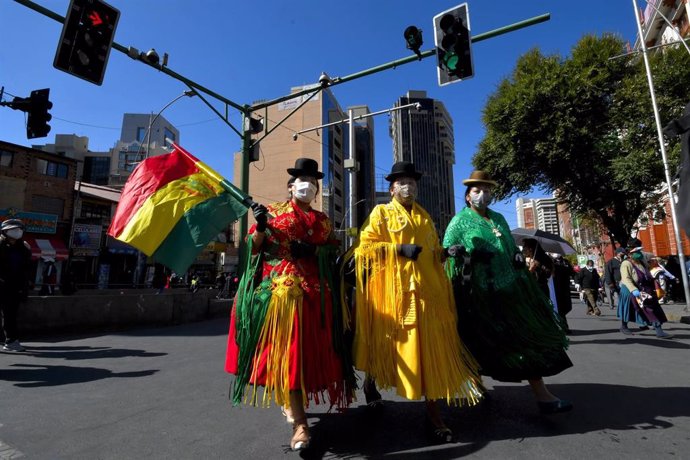 Manifestación contra la decisión del Gobierno de Bolivia de eliminar el Ministero de Cultura y convertirlo en una oficina dependiente del de Educación, en medio de la crisis sanitaria del COVID-19.