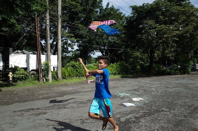 Uno de los cientos de niños desplazados de Mindanao por el conflicto armado que en 2017 mantuvo esta isla del sur de Filipinas sitiada por el Ejército y la Policía para derrotar a dos filiales de Estado Islámico.
