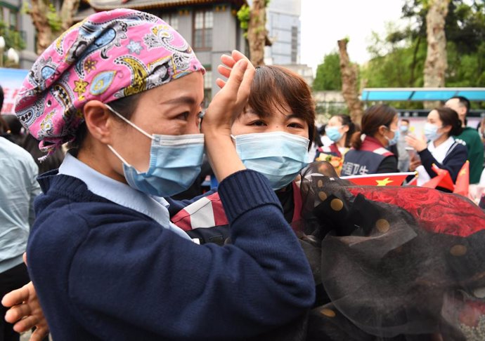 Dos trabajadoras de un hospital de Chengdu durante un acto de homenaje a los pro