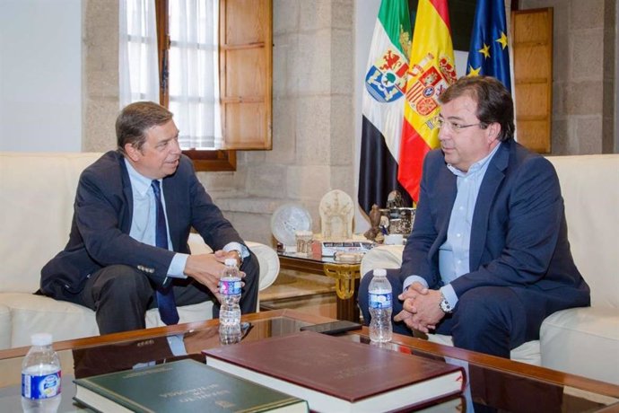 Imagen de archivo de Luis Planas y Guillermo Fernández Vara en una reunión en Mérida