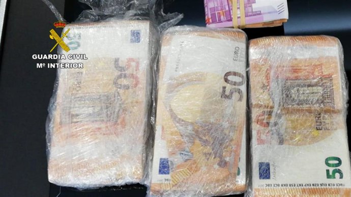 Dinero intervenido en una operación contra el tráfico de cannabis en Almería, Granada y Málaga