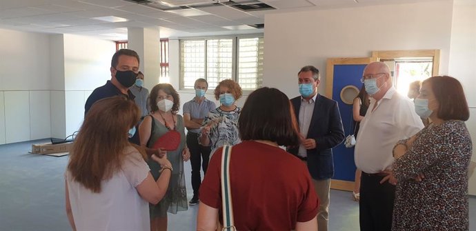 Espadas y Castaño, en la visita al CEIP Mariana de Pineda