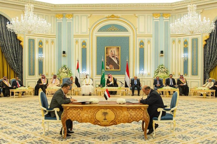 El presidente de Yemen firma un acuerdo con los separatistas del sur en noviembre de 2019 en Riad