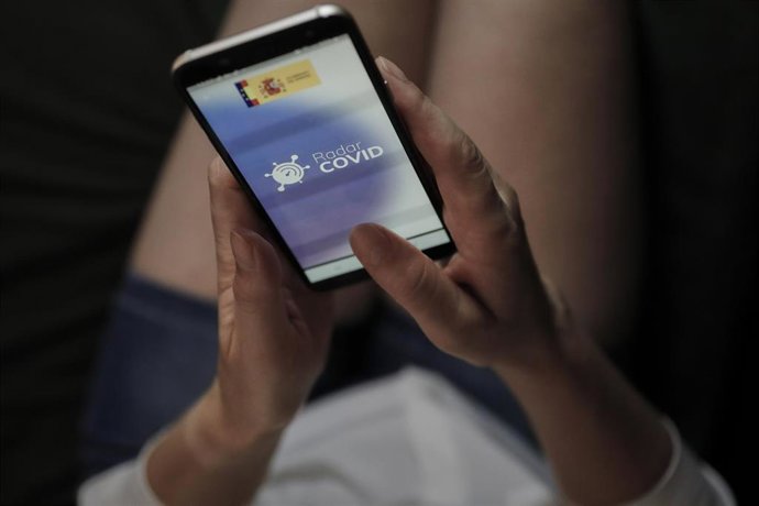 La actriz Nicoleta Hacman hace uso desde su teléfono móvil de la aplicación móvil que desarrolla el Gobierno de rastreo 'Radar COVID'