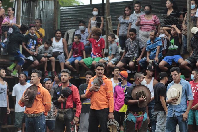 Un grupo de personas asiste a una fiesta con toros en Nicaragua