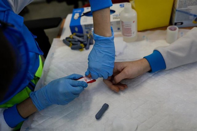 Un sanitario se hace el test para diagnosticar el Covid-19 durante un día de trabajo, foto de archivo