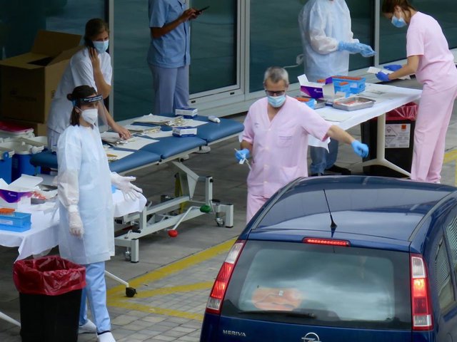 Personal sanitario del Hospital de Eibar realiza test PCR a conductores de vehículos en el parking del centro, en Eibar, Guipúzcoa, País Vasco (España), a 17 de julio de 2020. 