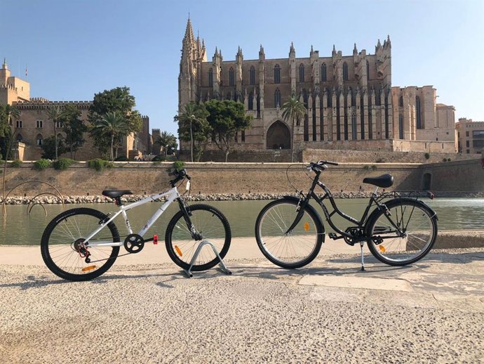 Bicicletas frente a la Catedral de Palma.