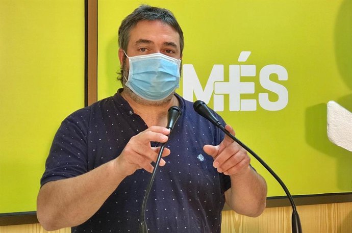 El diputado de MÉS Joan Mas, durante la rueda de prensa.