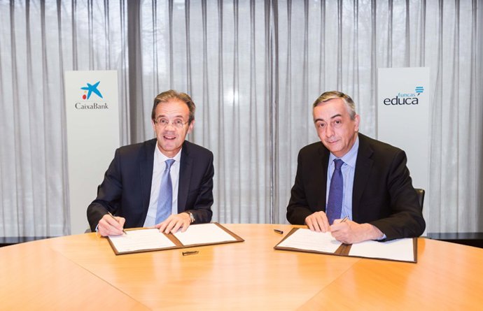 El presidente de CaixaBank, Jordi Gual, y el director general de la Fundación de las Cajas de Ahorro (Funcas), Carlos Ocaña, durante la firma del acuerdo en 2018.