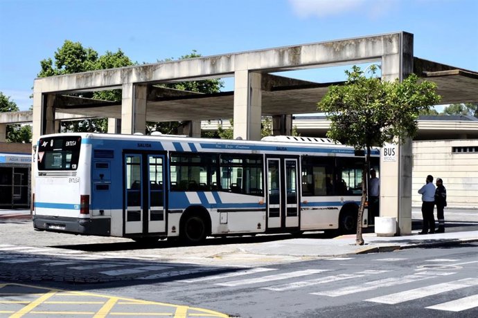 Uno de los autobuses de Emtusa.