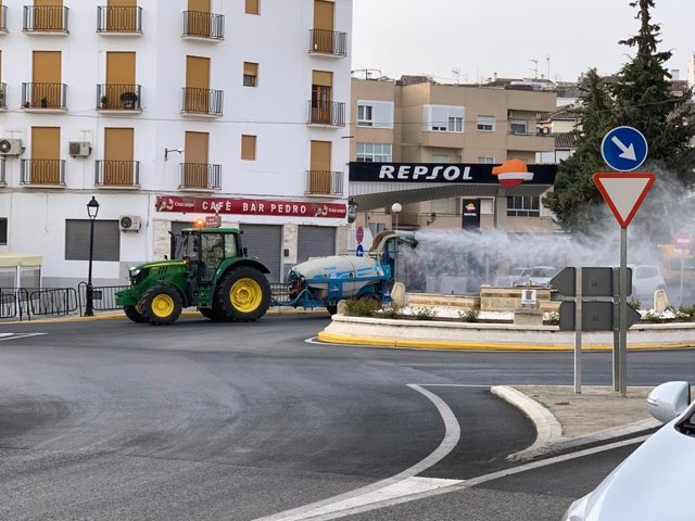 Imagen de las labores de desinfección de agricultores en Alhama de Granada, en imagen de archivo