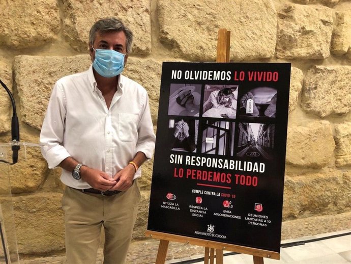 Miguel Ángel Torrico con la imagen de la campaña.