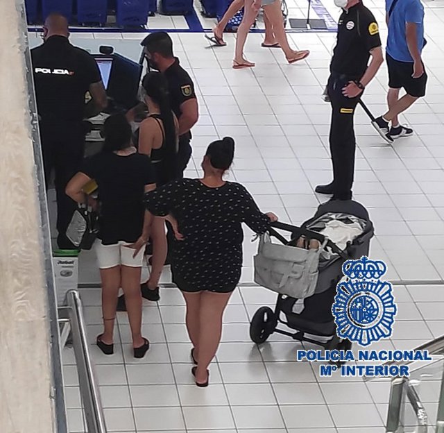 Nota De Prensa Y Foto "La Policía Nacional Detiene En Estepona A Las Autoras Del Hurto De Un Robot Aspirador Que Ocultaron En Un Carrito De Bebé "