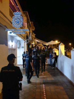 Agentes de la Policía Nacional en un dispositivo de control sanitario en la zona de ocio nocturno de Arona
