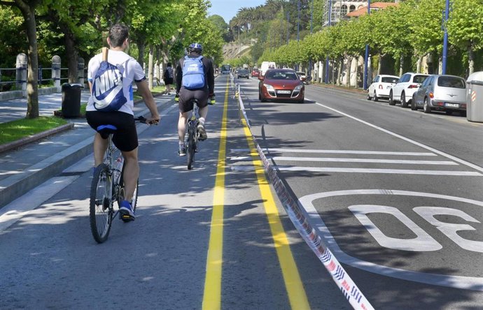 Nuevo carril bici en Reina Victoria que une el frente marítimo con el Sardinero. Ciclistas. Bicis. Movilidad sostenible