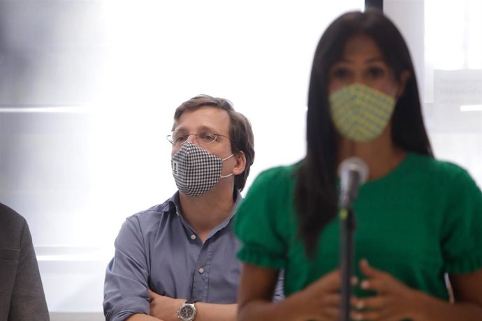 El alcalde de Madrid, José Luis Martínez-Almeida, durante la intervención de la vicealcaldesa, Begoña Villacís, en la presentación de la tarjeta Familias, una nueva herramienta de atención social, en Madrid (España) a 26 de agosto de 2020.