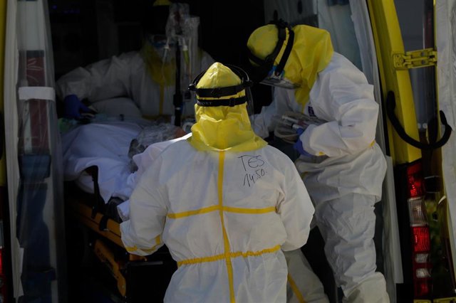 Varios sanitarios trasladan a un paciente de Covid, foto de archivo 