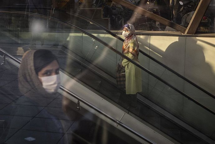 Personas con mascarilla en una estación del metro de Teherán