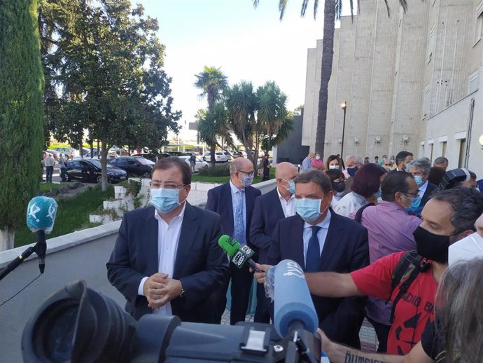 Vara y Luis Planas en declaraciones a los medios antes de la firma de un convenio sobre regadíos para Extremadura