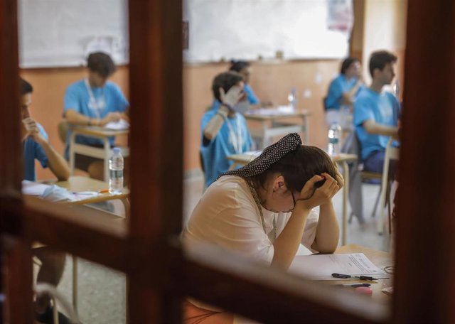 Estudiantes de bachillerato durante la realización de los exámenes de Selectividad