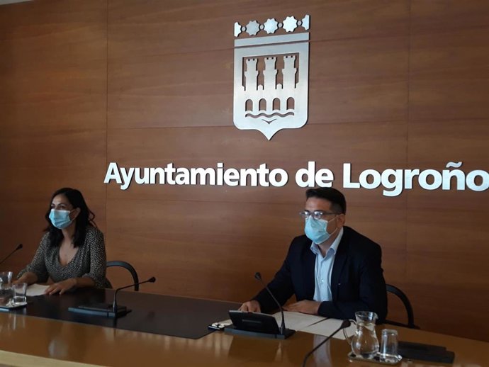 La concejala de Economía y Hacienda, Esmeralda Campos y el portavoz del Equipo de Gobierno, Kilian Cruz Dunne, en comparecencia de prensa