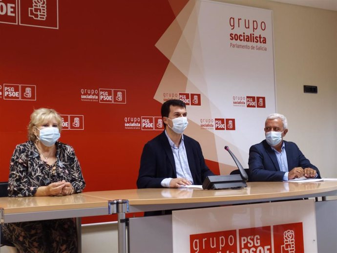 El secretario xeral del PSdeG, Gonzalo Caballero, en rueda de prensa, acompañado de los diputados Isaura Abelairas y Luis Álvarez