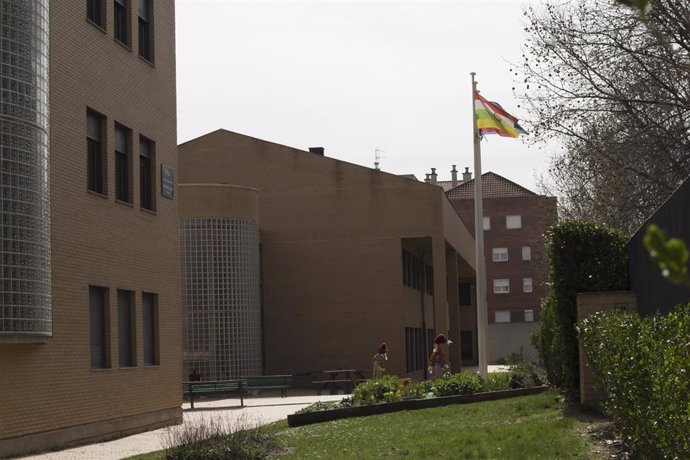 Fachada de un centro educativo cerrado durante 15 días en Logroño por coronavirus, en Logroño/La Rioja (España) a 10 de marzo de 2020.