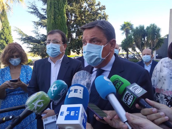 El ministro Luis Planas antiende a los medios de comunicación acompañado por Fernández Vara.