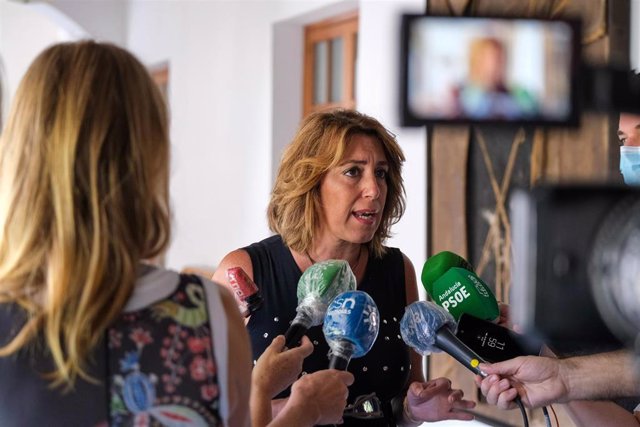 La secretaria general del PSOE-A, Susana Díaz, atendiendo a los periodistas en el Parlamento