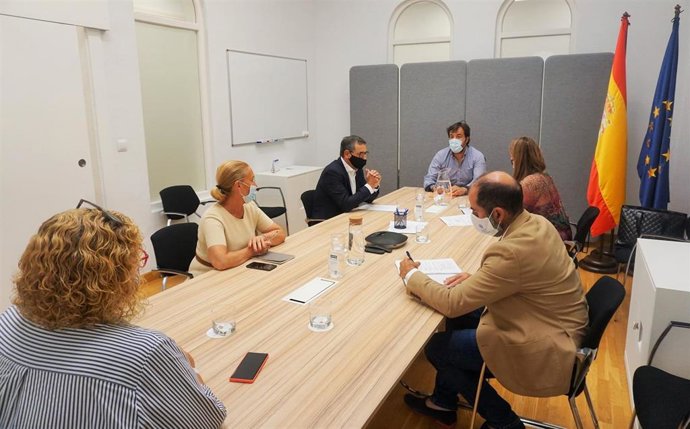 El consejero de Empleo, Investigación y Universidades, Miguel Motas, reunido con responsables de la universidades de la Región