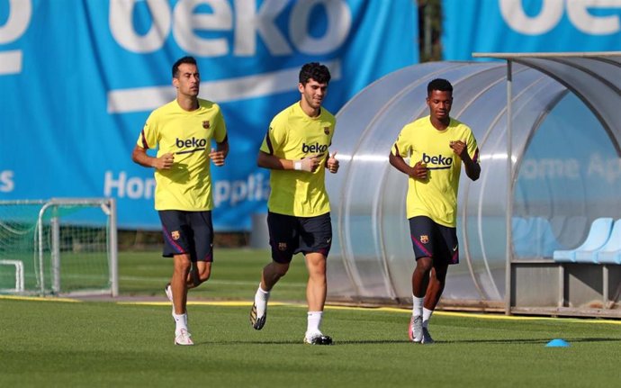 Busquets, Aleñá y Ansu Fati entrenando con el Barcelona