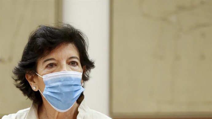 La ministra de Educación, Isabel Celaá, en el Congreso.