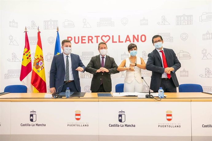 El presidente de C-LM, Emiliano García-Page, en la firma de un protocolo para la creación de suelo industrial en Puertollano