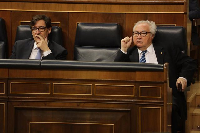 El ministro de Universidades, Manuel Castells (d), y el ministro de Sanidad, Salvador Illa, durante la primera sesión de control al Gobierno en el Congreso de los Diputados tras el estado de alarma, en Madrid