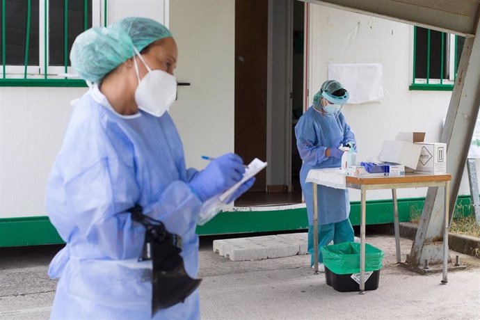 Dos sanitarias preparan pruebas PCR en Monforte de Lemos (Lugo), en imagen de archivo