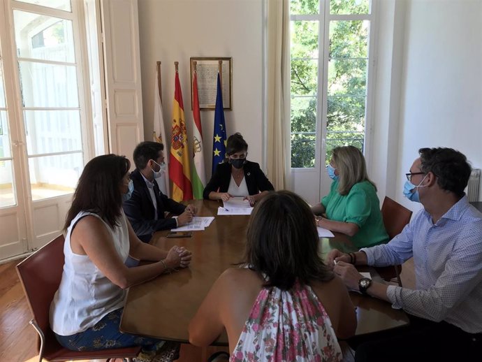 La presidenta Concha Andreu se reúne con Comités de Cuidados Rurales