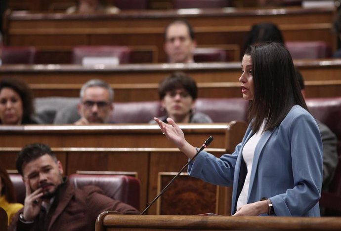 La portavoz de Ciudadanos en el Congreso, Inés Arrimadas, formula su pregunta al presidente del Gobierno, Pedro Sánchez, durante una sesión de control al Gobierno en el Congreso de los Diputados, Madrid (España), a 19 de febrero de 2020.