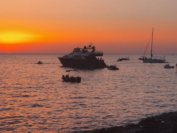 La Policía Local de Sant Antoni denuncia una fiesta en un barco con 25 personas a bordo.