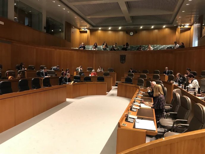 La mayoría de los diputados siguen el pleno de las Cortes de Aragón por streaming durante el estado de alarma.