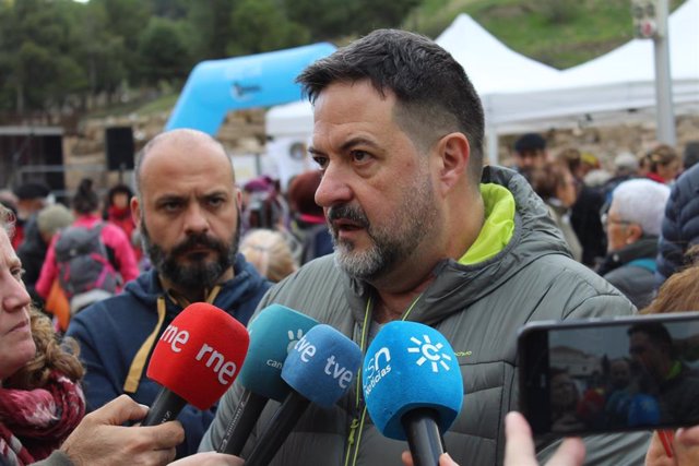 El eurodiputado de IU (Unidas Podemos), Manu Pineda, en declaraciones a los perioditas en Málaga