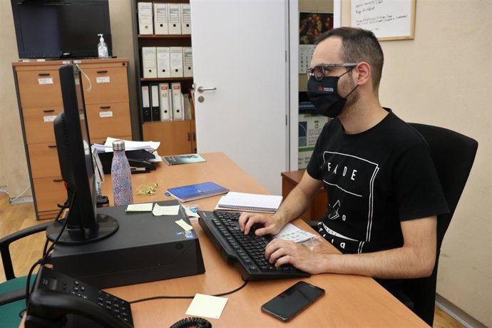Un trabajador de la Diputación de Badajoz con una mascarilla