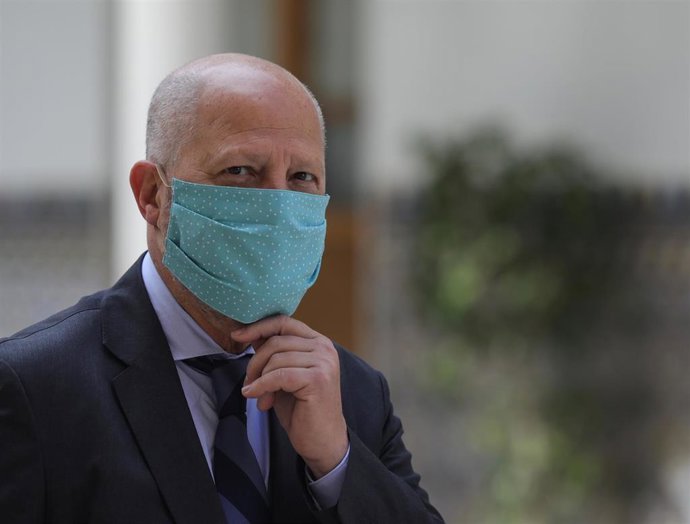 El consejero de Educación y Deporte, Javier Imbroda a su llegada a la sesión presencial de la Diputación Permanente del Parlamento de Andalucía, foto de archivo