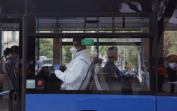 Un usuario en un autobus de la EMT de Palma.