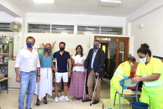 Isabel Albás con Manuel Torrejimeno, David Dorado y personal escolar y de Sadeco