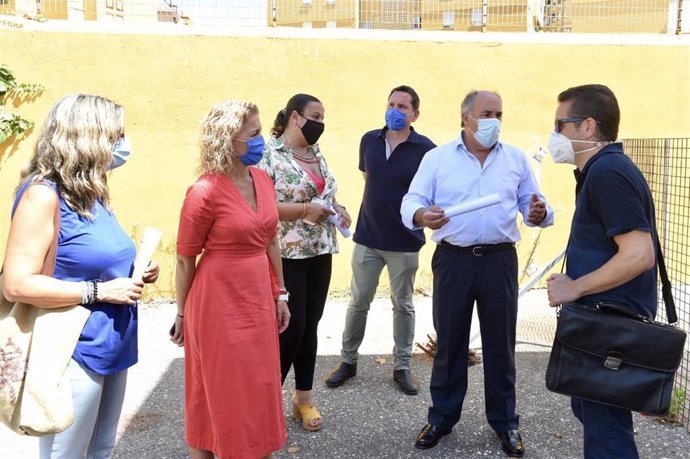 La subdelegada del Gobierno de la Junta de Andalucía en el Campo de Gibraltar, Eva Pajares, y el alcalde de Algeciras, José Ignacio Landaluce, en una visita al CEIP Campo de Gibraltar